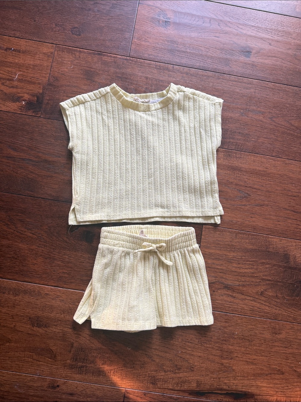 Jessica Simpson 2 pc set, size 3at Yellow shorts and shirt